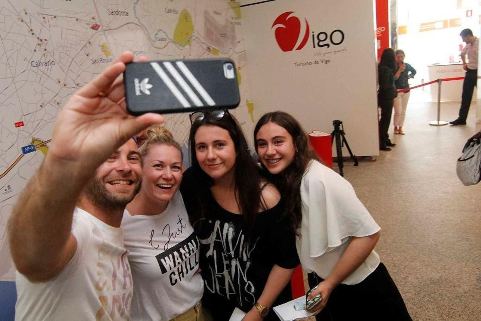 Cientos de seguidores hicieron cola en la Estación Marítima para abrazar a sus ídolos de internet y sacarse una foto con ellos para colgar en las redes sociales.