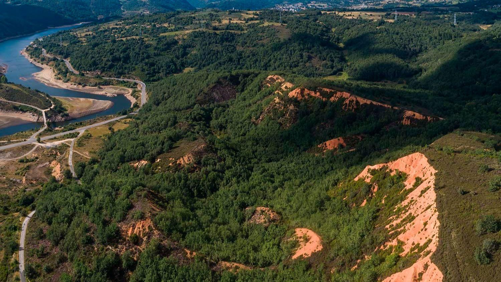 Vista área de las “médulas” de las minas romanas de As Borreas, situadas en Caldesiños (Viana do Bolo).
