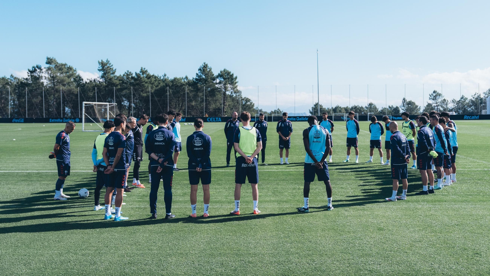 El Celta guardó un minuto de silencio por las víctimas del accidente en Urda en la previa al entrenamiento de este miércoles en Afouteza