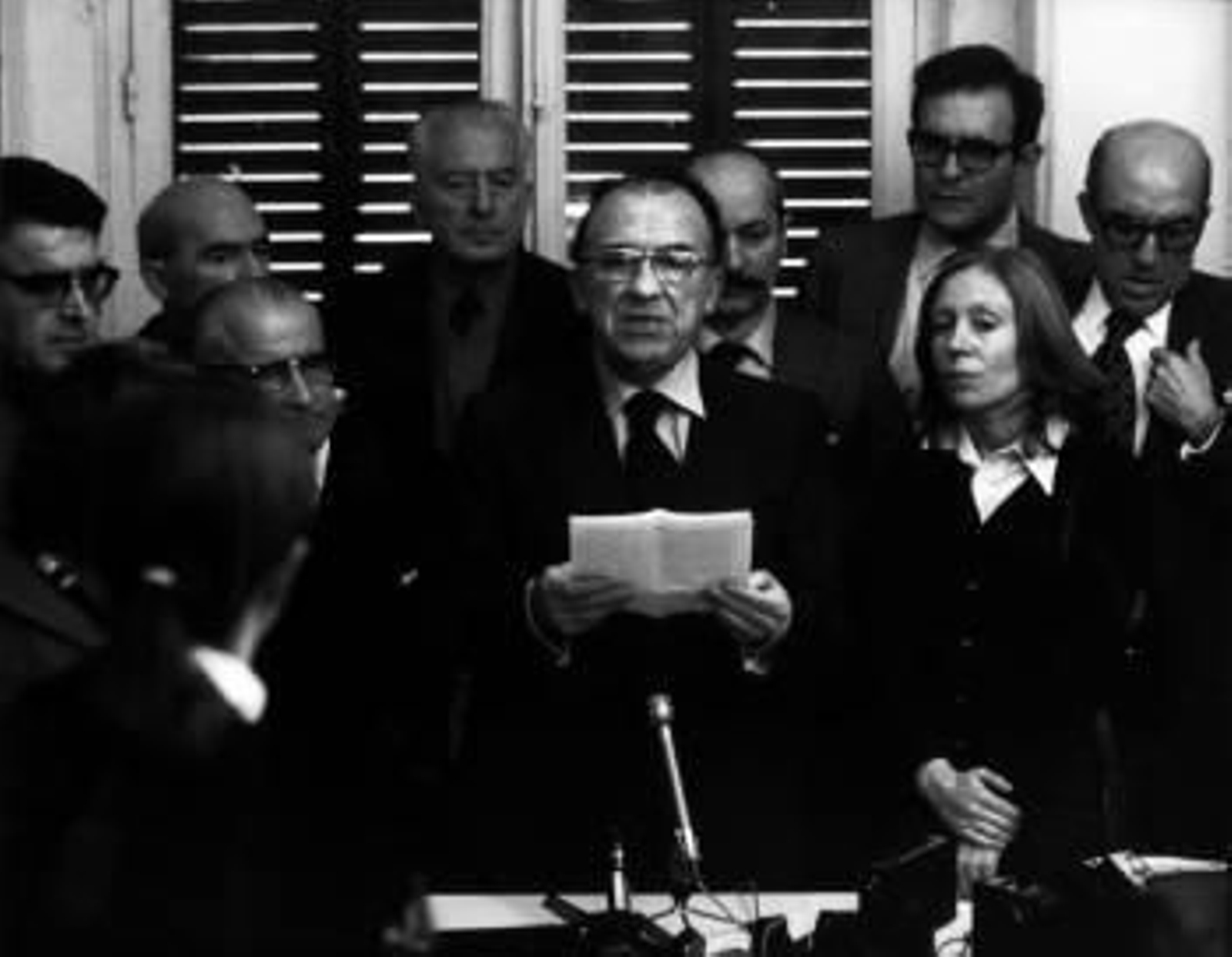 Histórica rueda de prensa clandestina en 1976, junto al ourensano Santiago Álvarez (a su derecha). (Foto: F. ALVARADO)