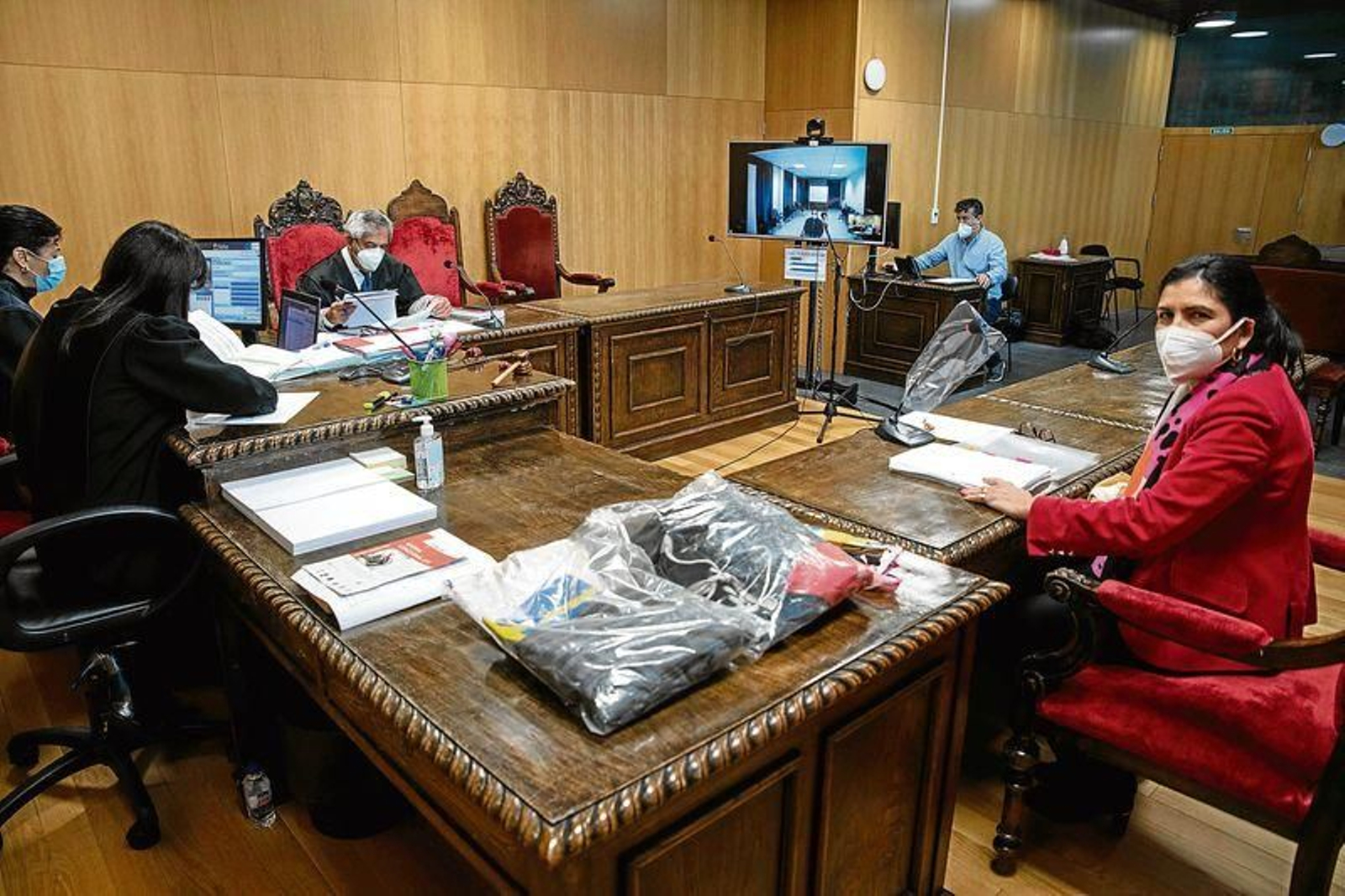 El juicio desarrollado en el Penal 1. En la foto, la jueza Blanca Díez (izq.), el fiscal Julián Pardinas y la abogada del acusado, Carmen Carballo (der.) //ÓSCAR PINAL