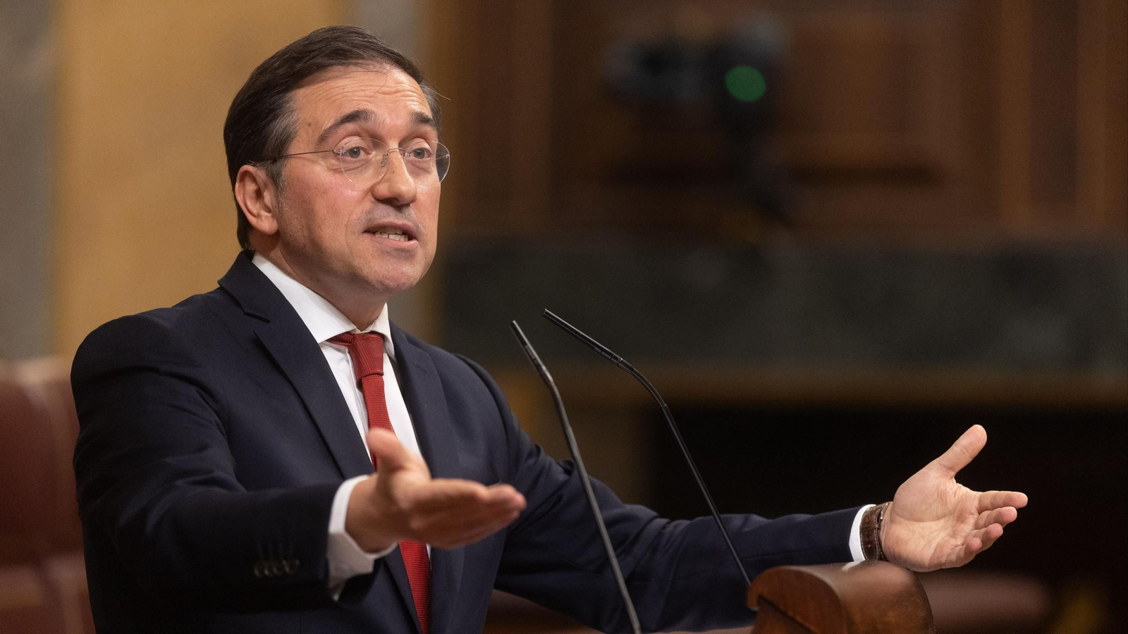 El ministro de Asuntos Exteriores, Cooperación y Unión Europea, José Manuel Albares, interviene durante una sesión plenaria extraordinaria, en el Congreso de los Diputados