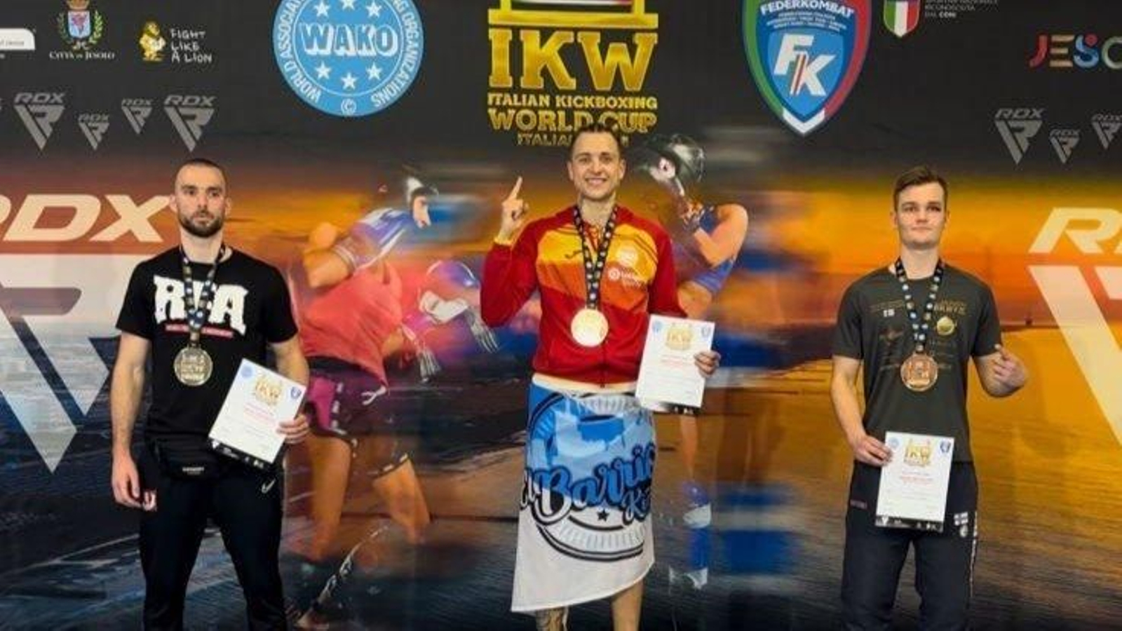 El púgil de El Barrio lo celebró con una sonrisa en lo alto del podio.