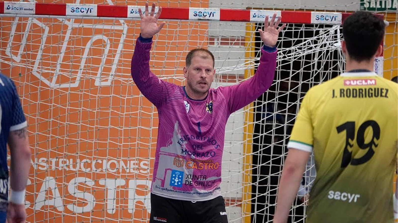 Javi Díaz, en un partido de la pasada temporada en O Gatañal. // J.V. Landín