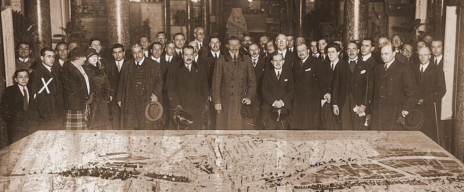 Conde Fidalgo (con la X), en la Expo de Sevilla durante la visita del rey (1929).