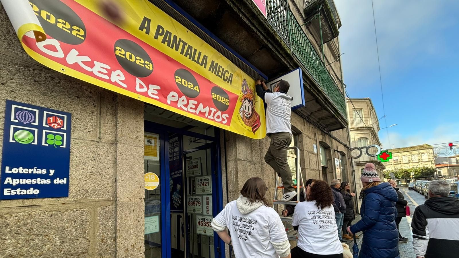 Herminio cuelga el cartel de celebración en su administración