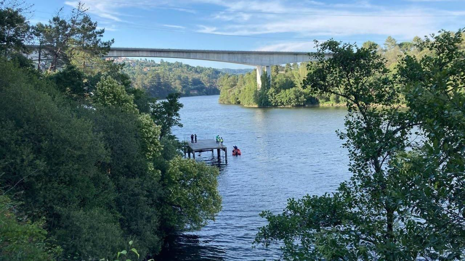 Buscan el cuerpo de un joven desaparecido en el río Miño.