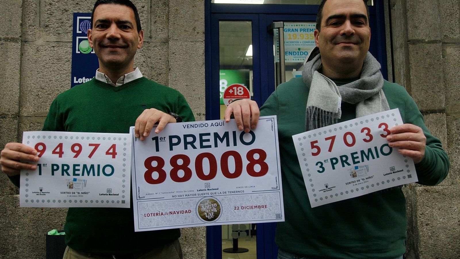 Luis y Herminio posan con el número agraciado con el primer premio en el Sorteo de Navidad.
