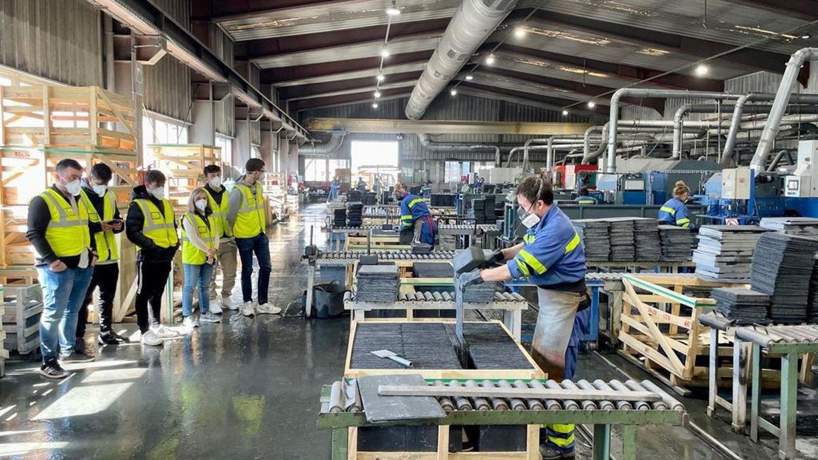 Los universitarios, en una nave de producción de pizarra.