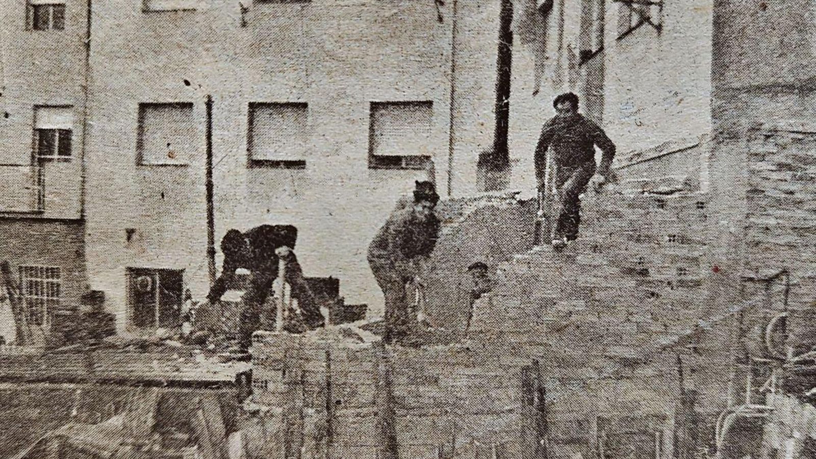 Derribo de una obra clandestina en El Puente.