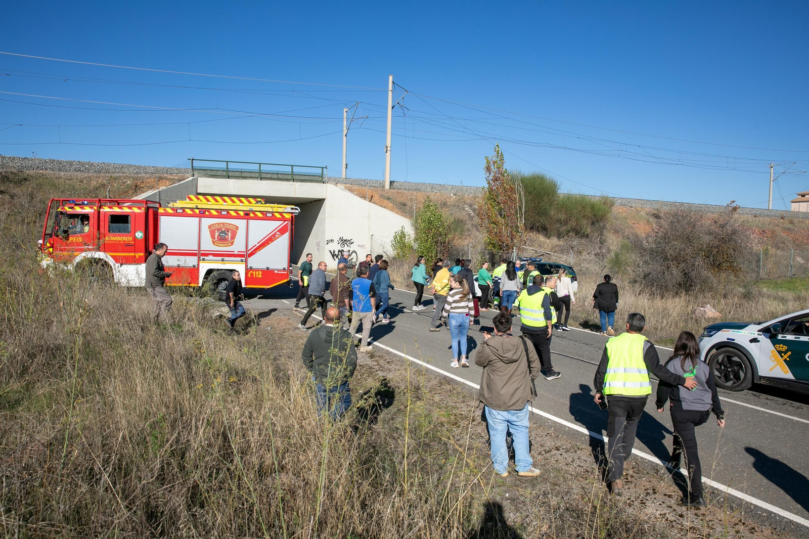 Agentes de los Servicios de Emergencia trabajan en el lugar del siniestro.