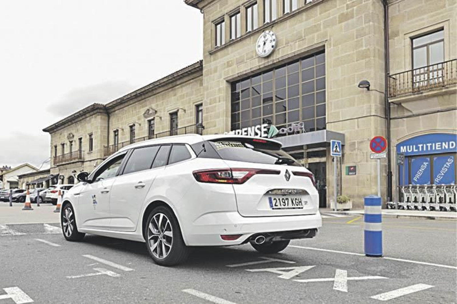 Un taxi en la estación de tren. (IAGO CORTÓN)