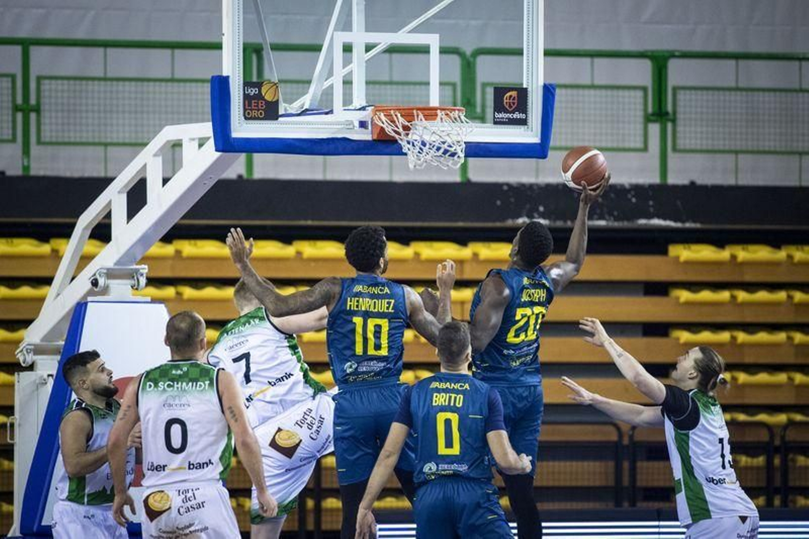 Partido en el Pazo entre el COB y el Cáceres // FOTO: ÓSCAR PINAL