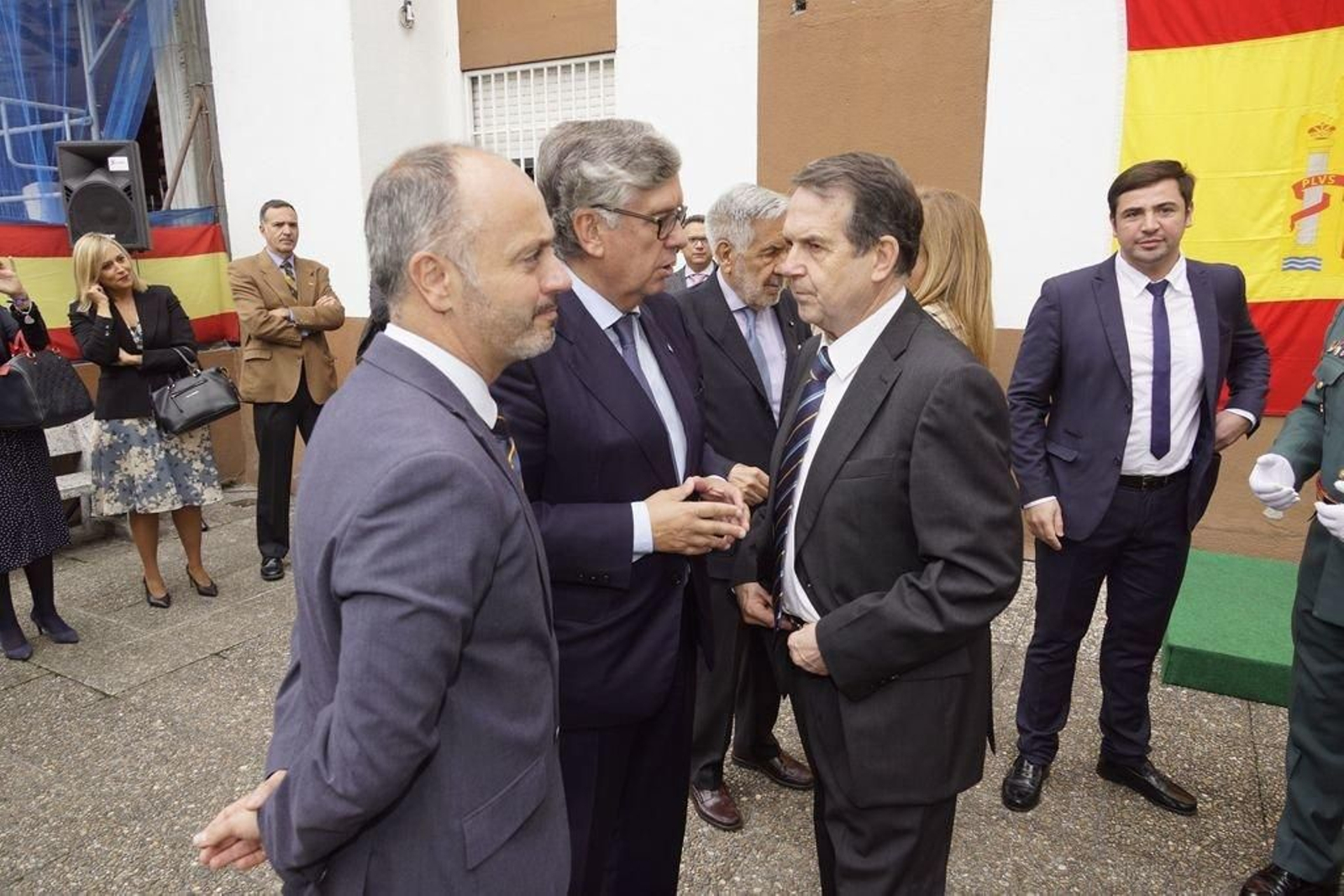 Caballero, ayer con Regades y Veitez, en la comandancia de la Guardia Civil