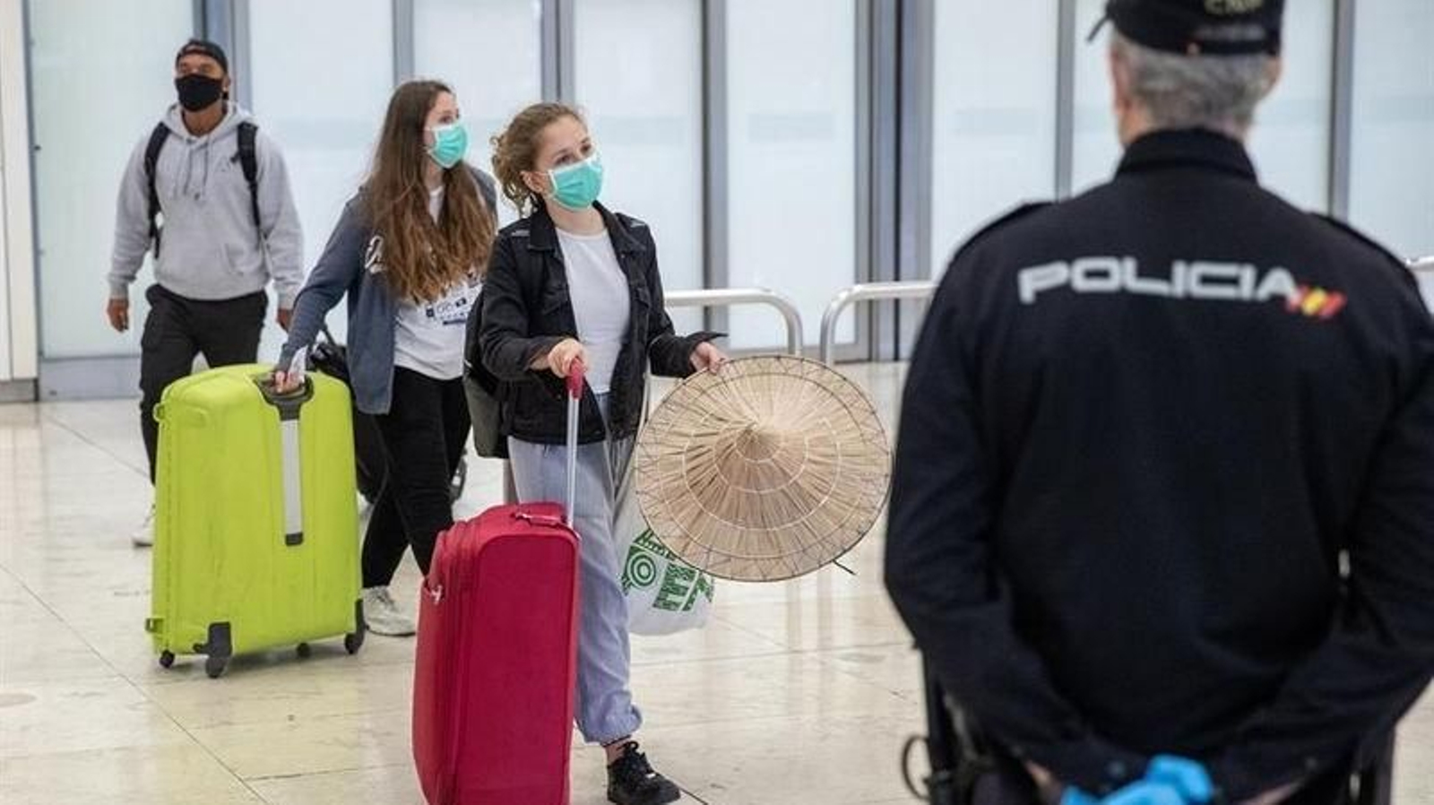 Varios pasajeros en el aeropuerto Adolfo Suárez Madrid Barajas.
