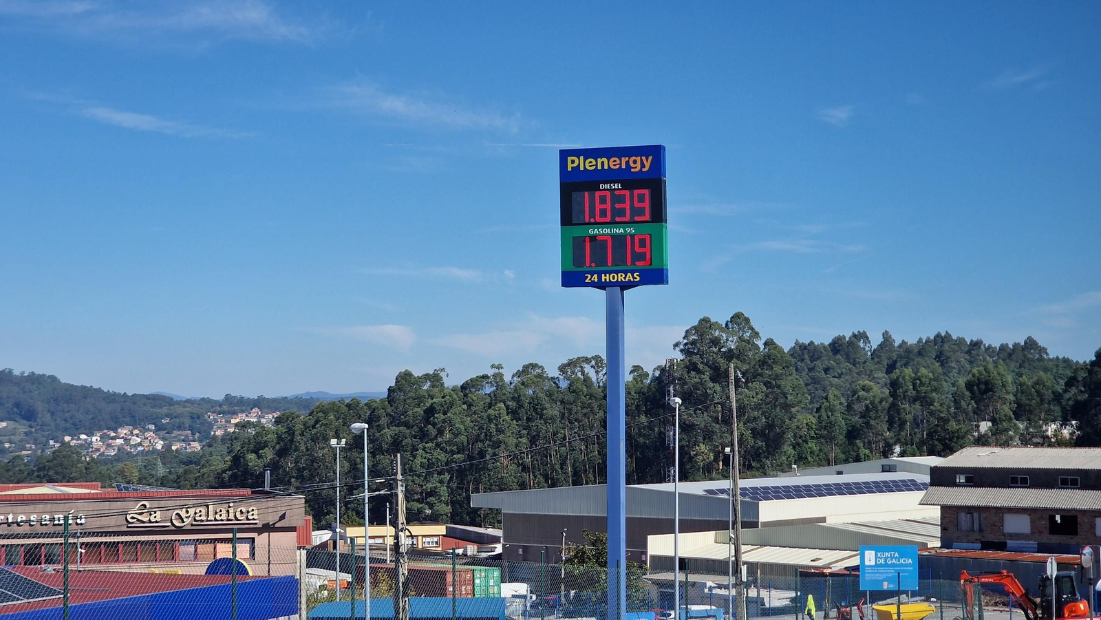 Panel de precios en una gasolinera de bajo coste en Vigo. El Gobierno mantendrá en noviembre la rebaja fiscal.