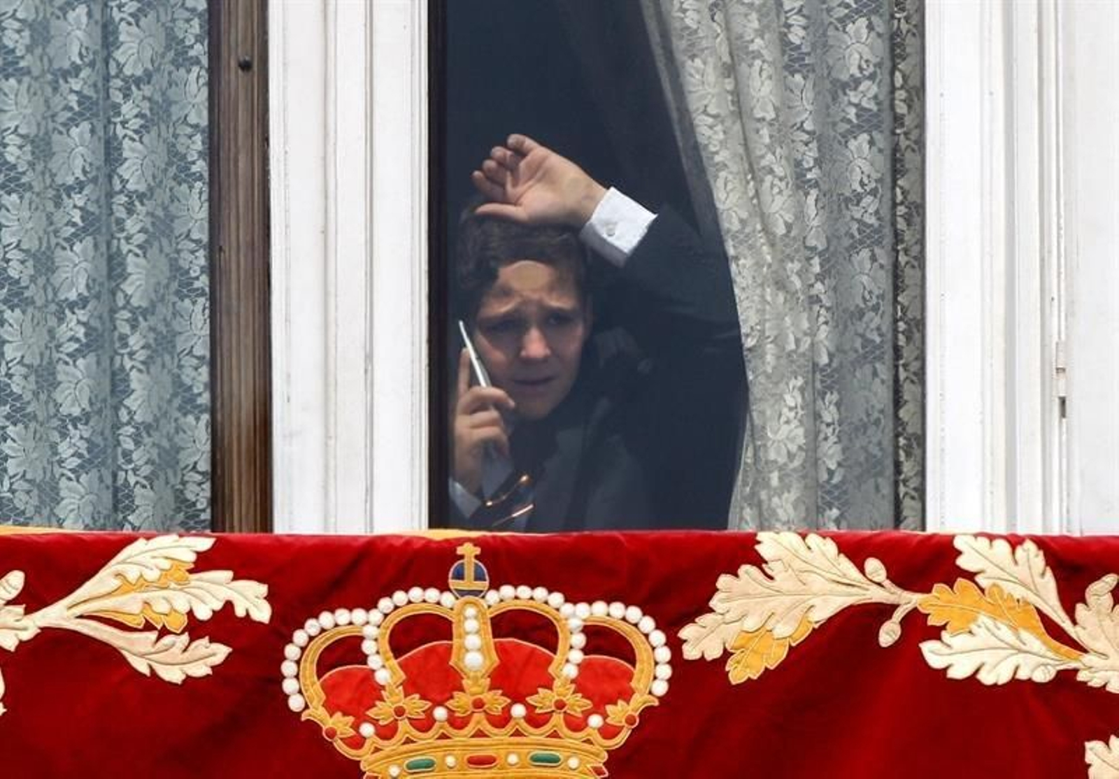 Felipe Juan Froilán, en una ventana del palacio Real