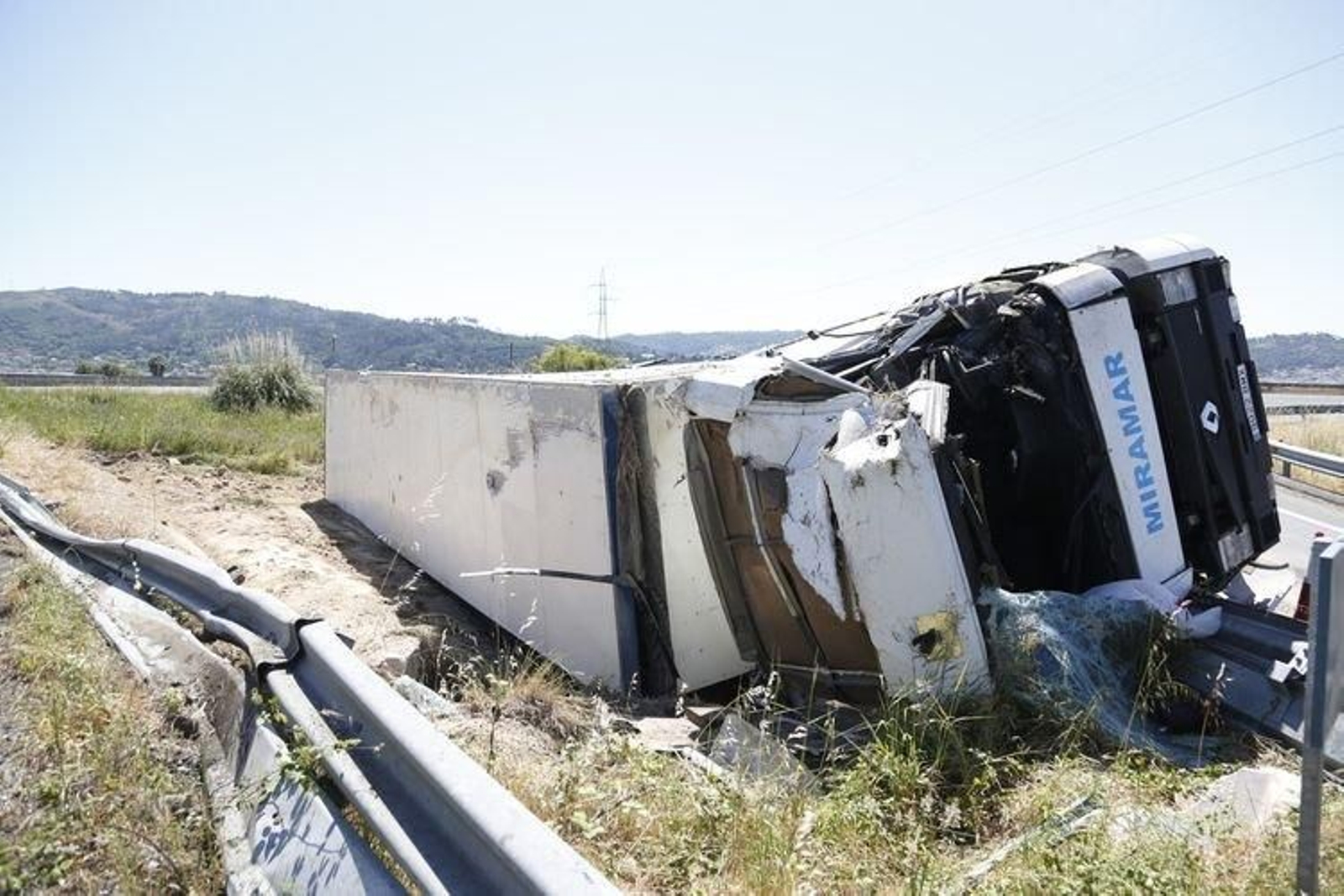 El camión de la orquesta Miramar sufrió un aparatoso accidente el 17 de mayo, en el que resultaron heridas tres personas. (XESÚS FARIÑAS)