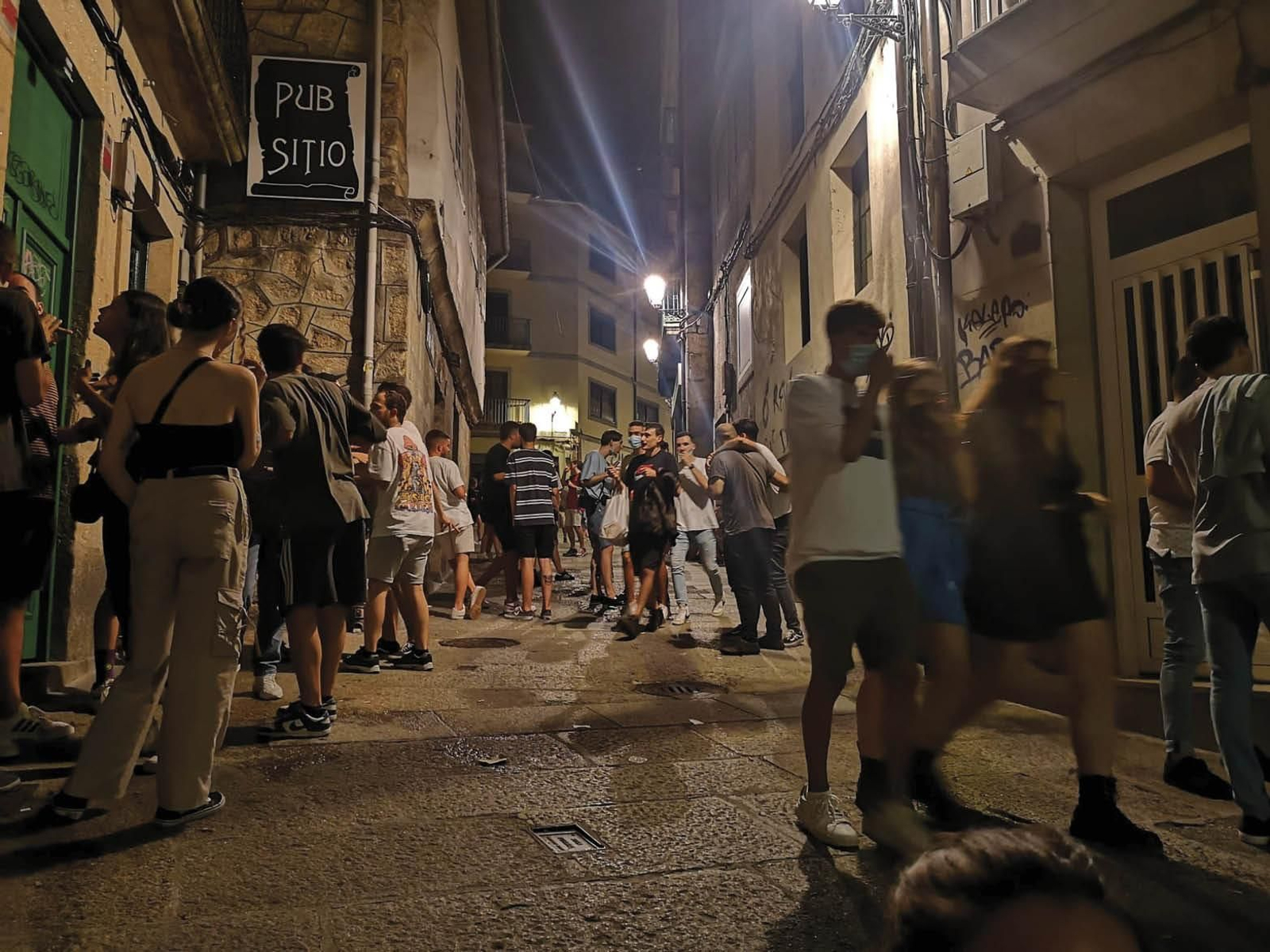 Varios grupos de jóvenes disfrutan del ocio nocturno.