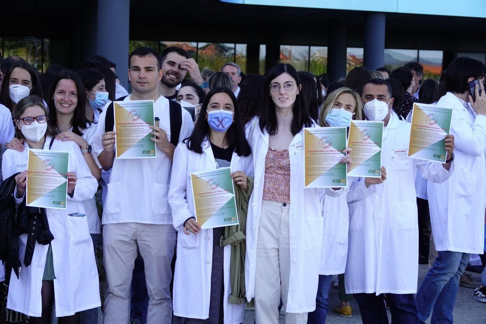 Médicos concentrados en el exterior del hospital Cunqueiro, en una de las jornadas de paro y protestas.