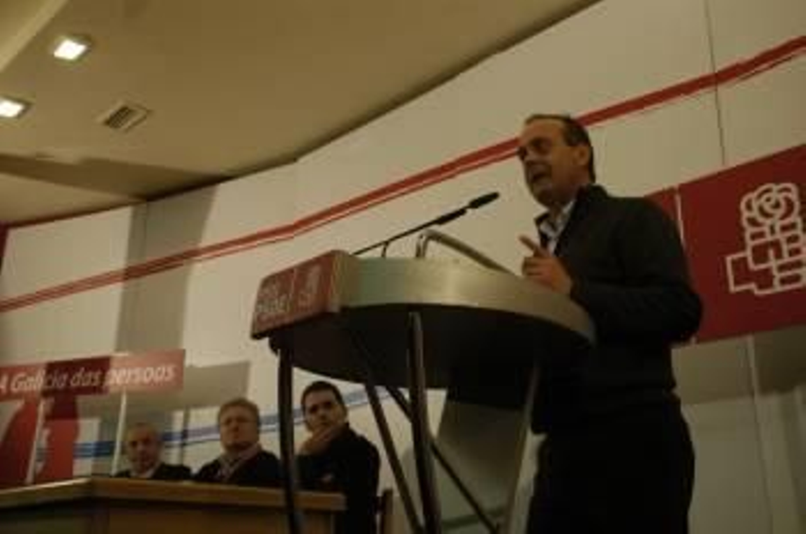Francisco Fumega Piñeiro, candidato por el PSOE en Carballiño, durante su discurso. (Foto: MARCOS ATRIO)