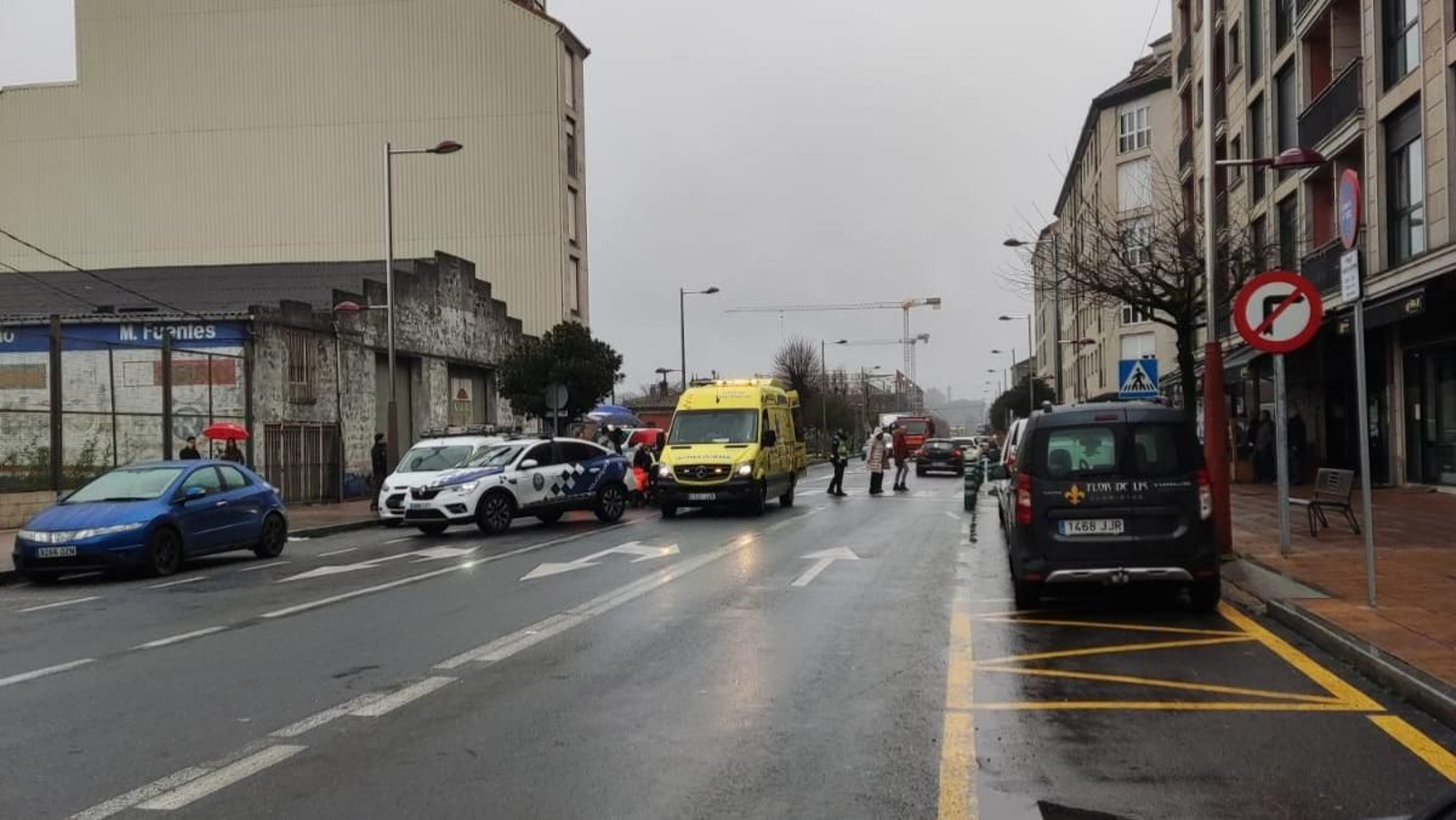 Los servicios de emergencia, en el lugar del atropello en la N-541 en O Carballiño.