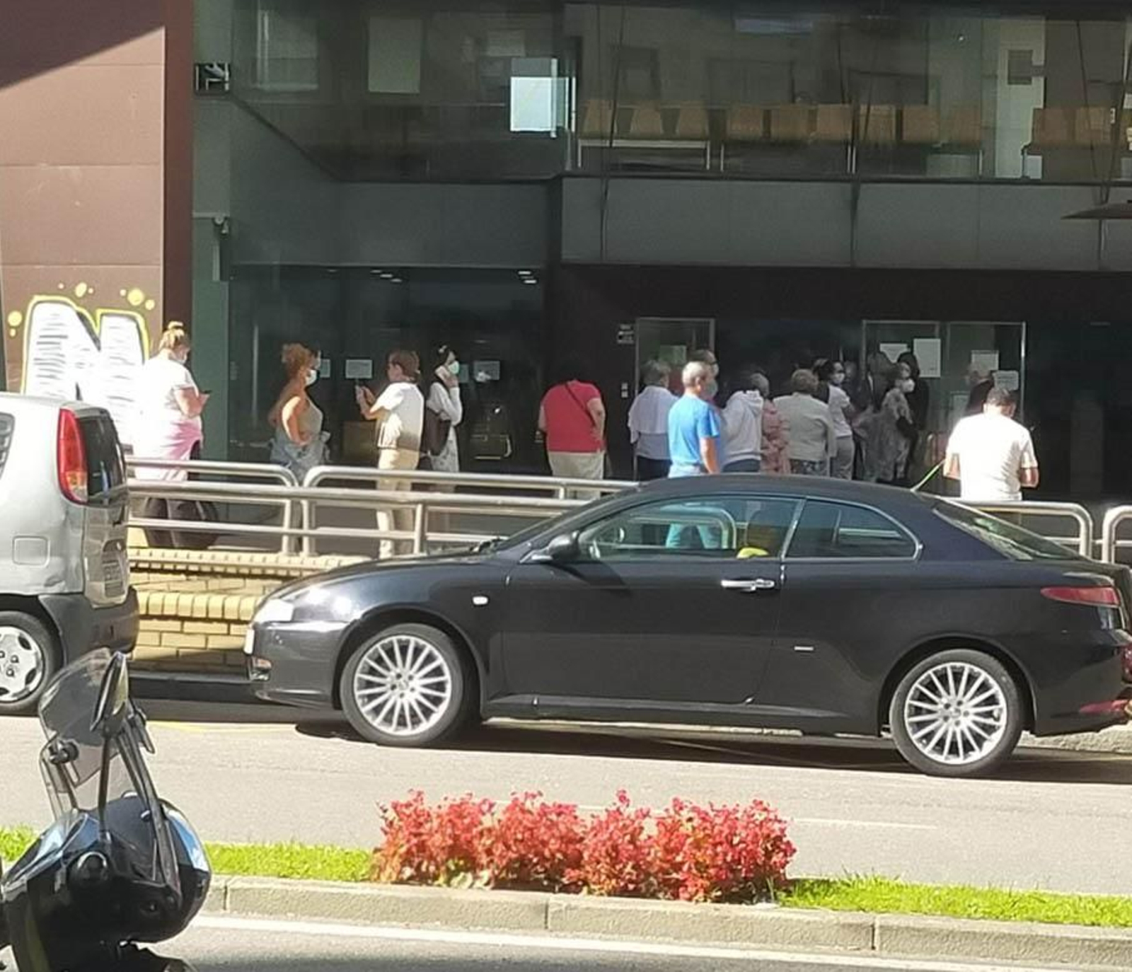 Colas registradas ayer en los accesos al centro de salud de Rosalía de Castro.