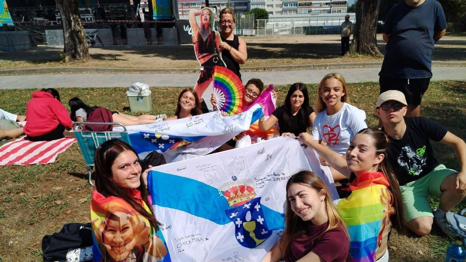 Grupo de jóvenes desde Santiago y Ourense esperando desde las 6.00 horas en Coia.