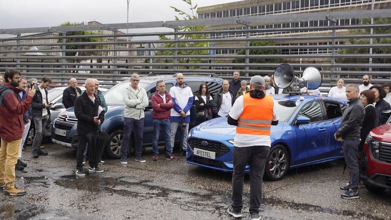 Un grupo de participantes en la protesta antes de su salida ayer desde la planta de Balaídos.
