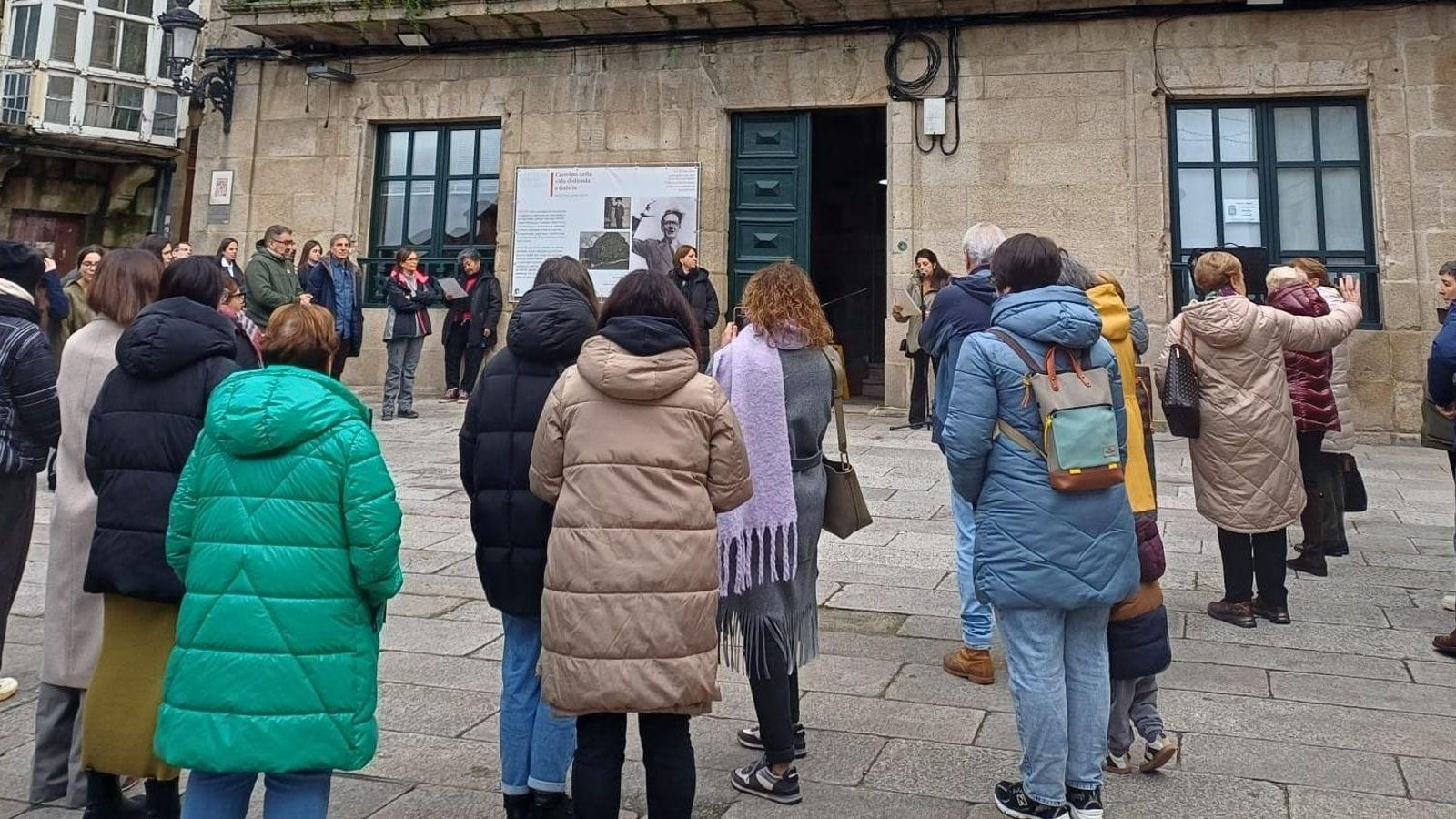 Allariz celebró en la Plaza Maior el acto central de este 25-N, reuniendo a representantes de la administración local, vecinos y estudiantes para la lectura de su manifiesto institucional, que abogó por un mundo libre de las violencias machistas y donde mostraron su unidad y compromiso contra la violencia de género.