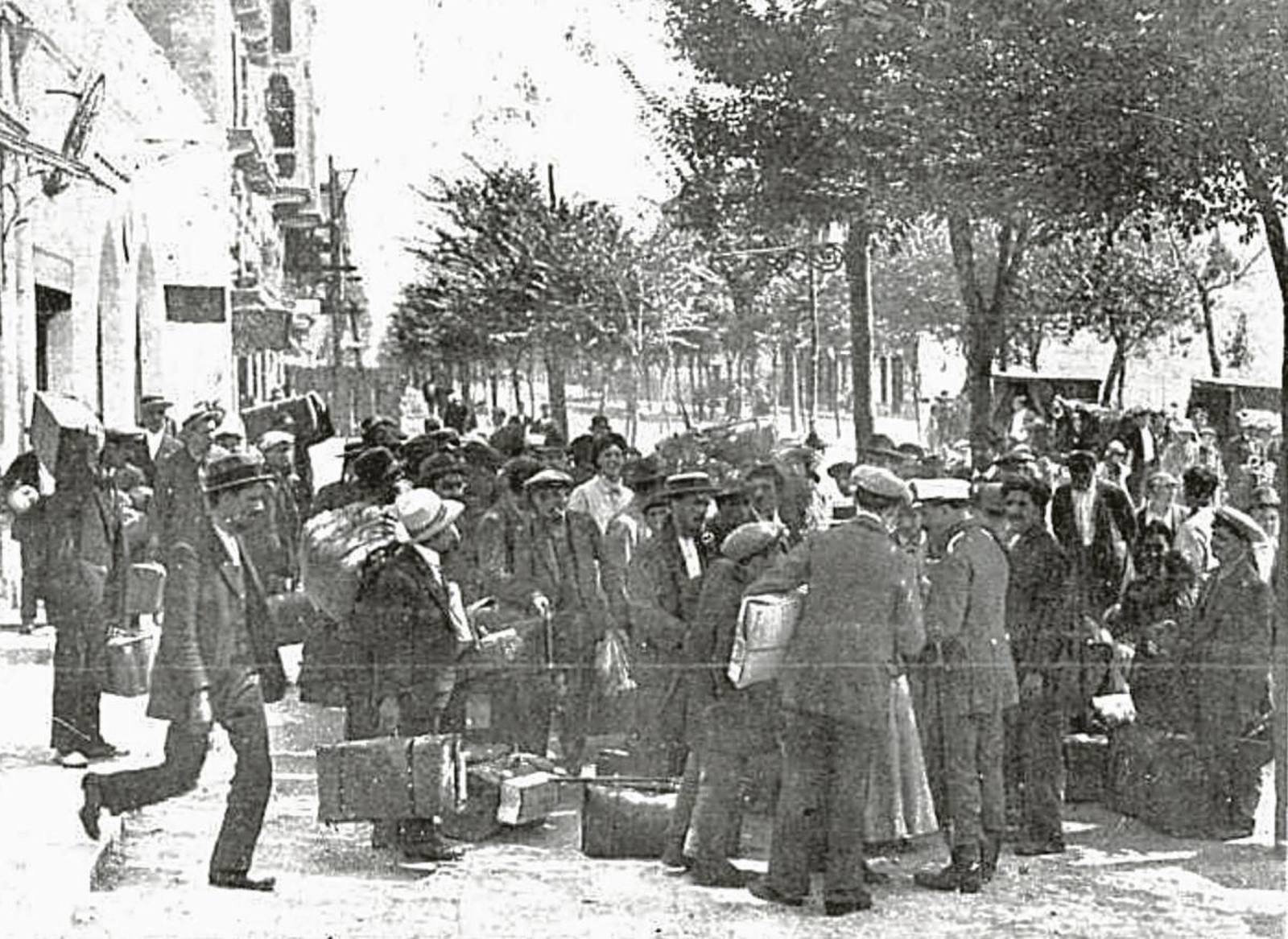 Llegada de repatriados de Francia a Irún. Foto de Vilaseca, 1914.
