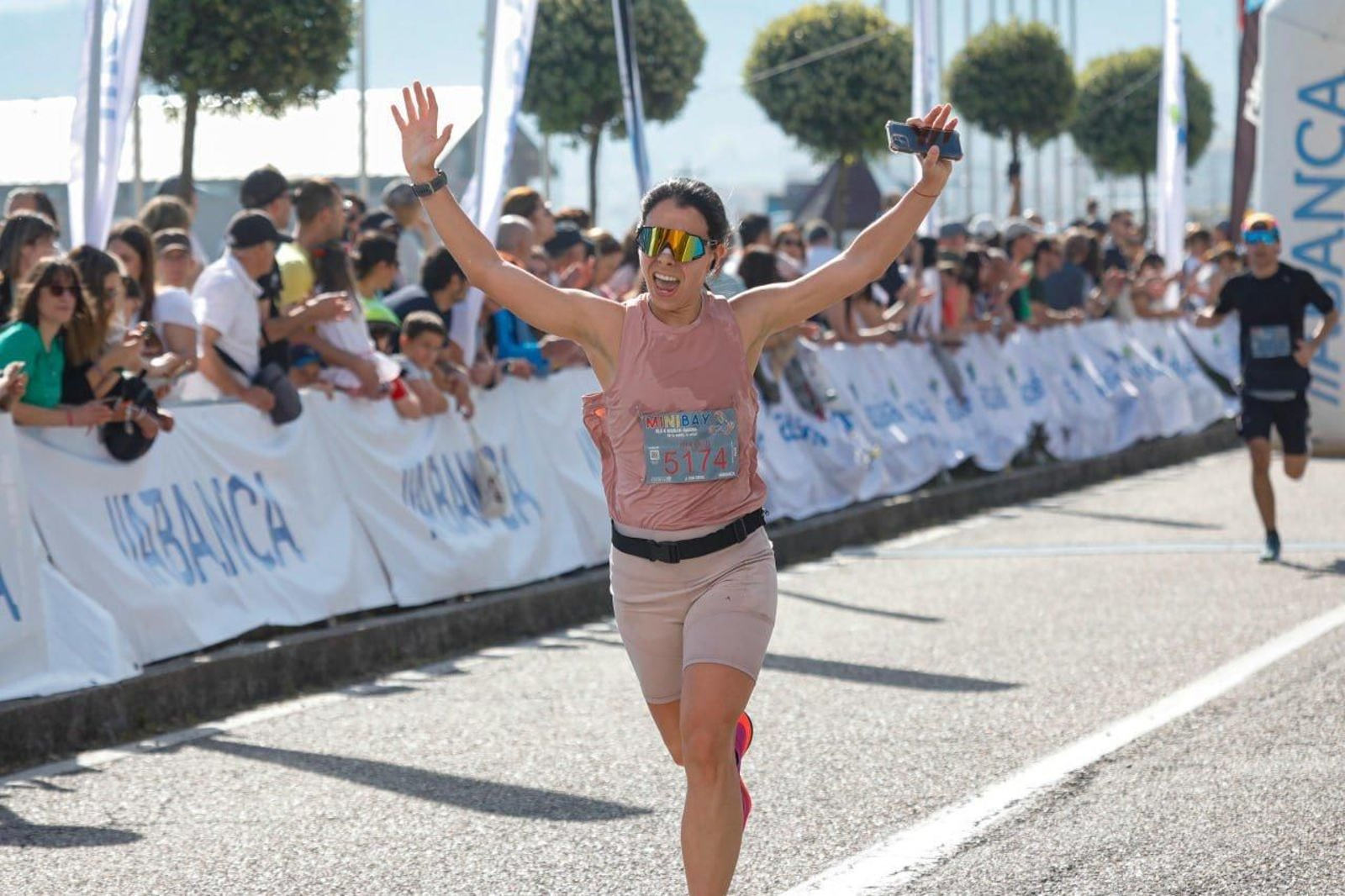 Llegada a la meta de los participantes en la Vig-Bay 2024.