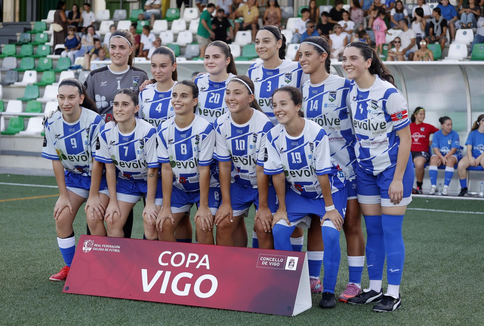 El once inicial del Valladares posa antes del inicio del encuentro.