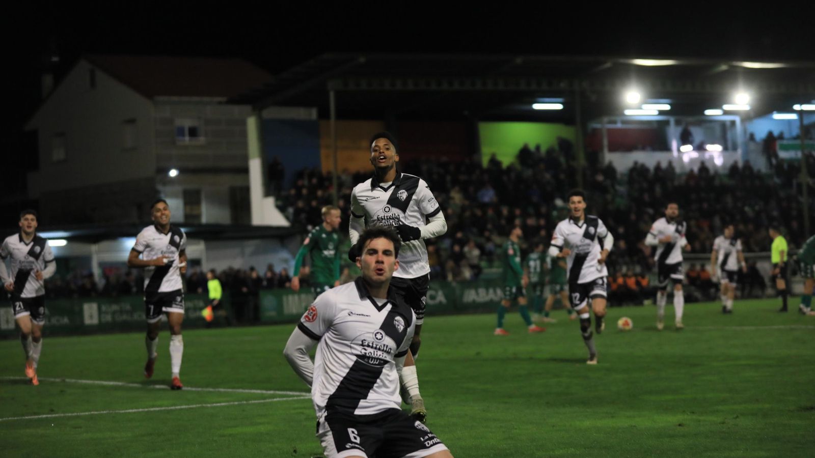 Galería | El frío domina el derbi ourensano entre Arenteiro y Ourense CF en Espiñedo