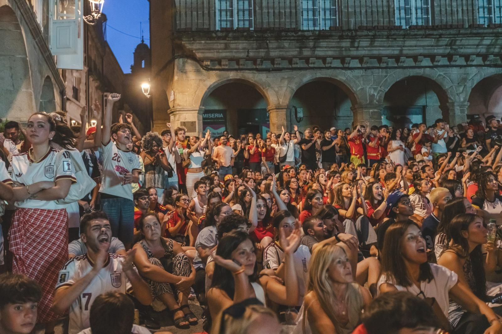 Galería | La ilusión por España en la semifinal tiñe de rojo la provincia de Ourense, en fotos