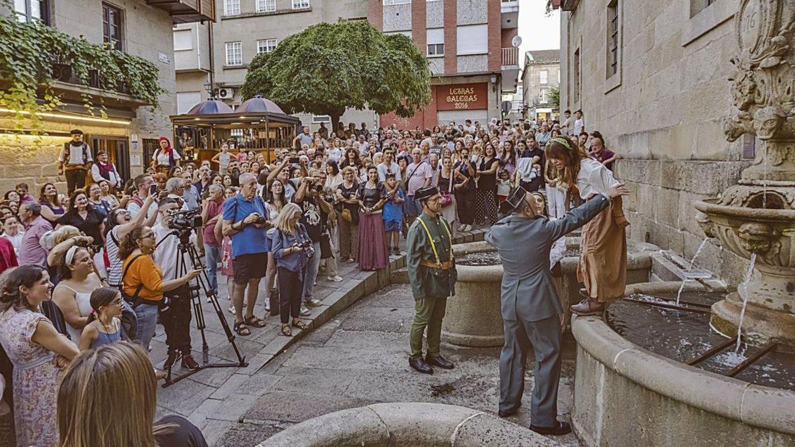 La Guardia Civil detiene a una manifestante en la fuente municipal.