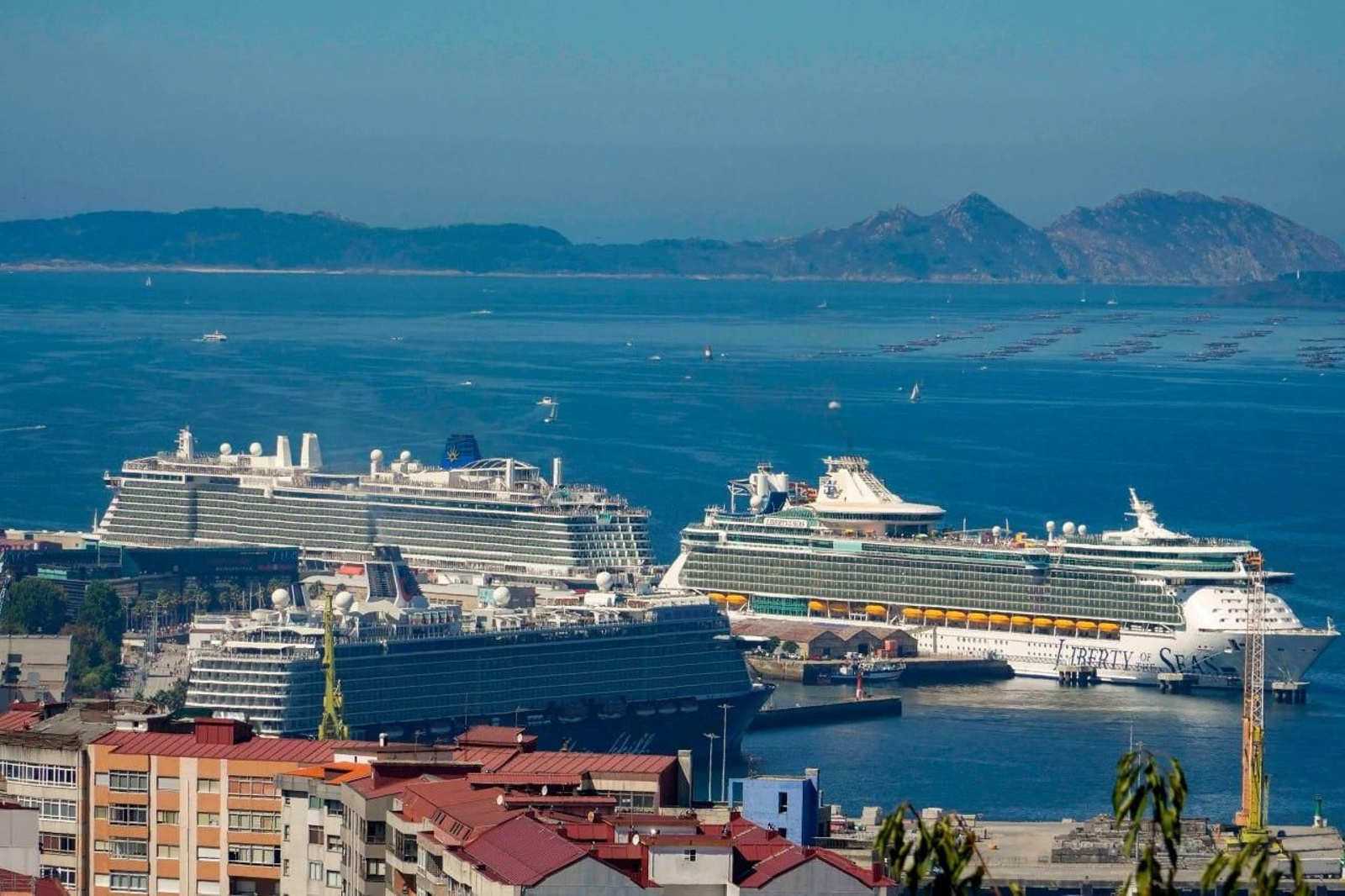 Galería | Vigo se llena de cruceristas en una jornada histórica