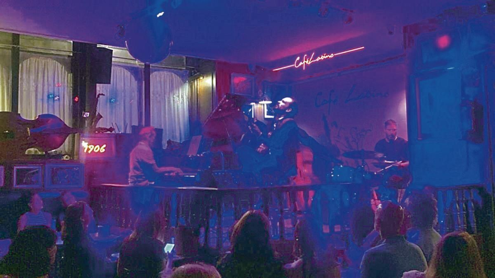 Concierto de jazz en el café Latino