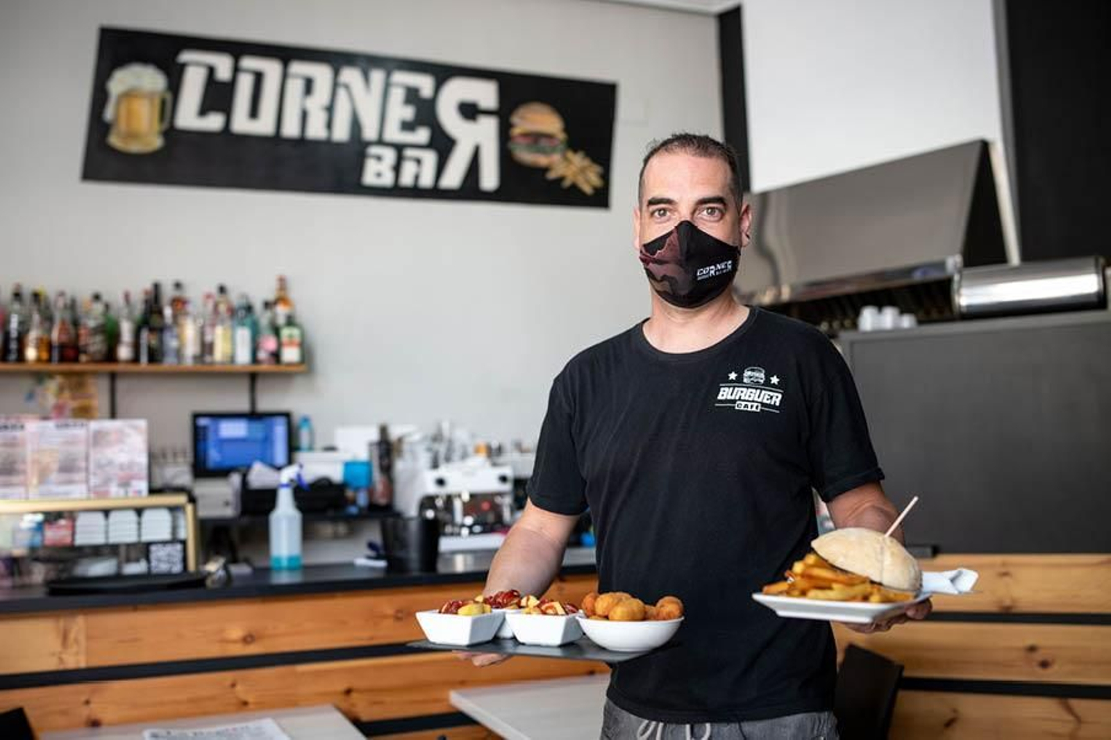 Adrián Alonso, del Corner Bar con algunos de sus productos.