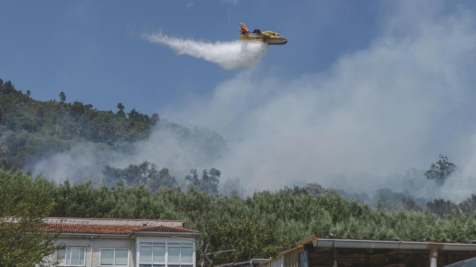 El incendio forestal de Untes llena la ciudad de Ourense de humo