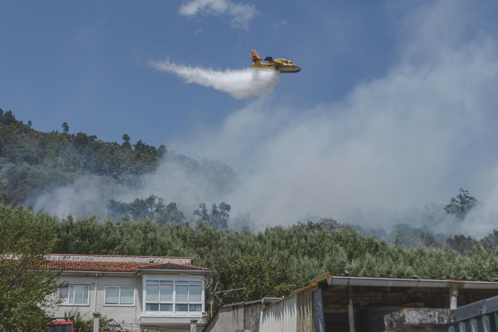 Galería | El incendio forestal de Untes llena la ciudad de Ourense de humo, en fotos