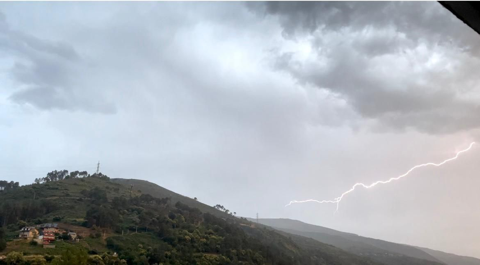 Un rayo impacta en uno de los montes al sur de O Barco.