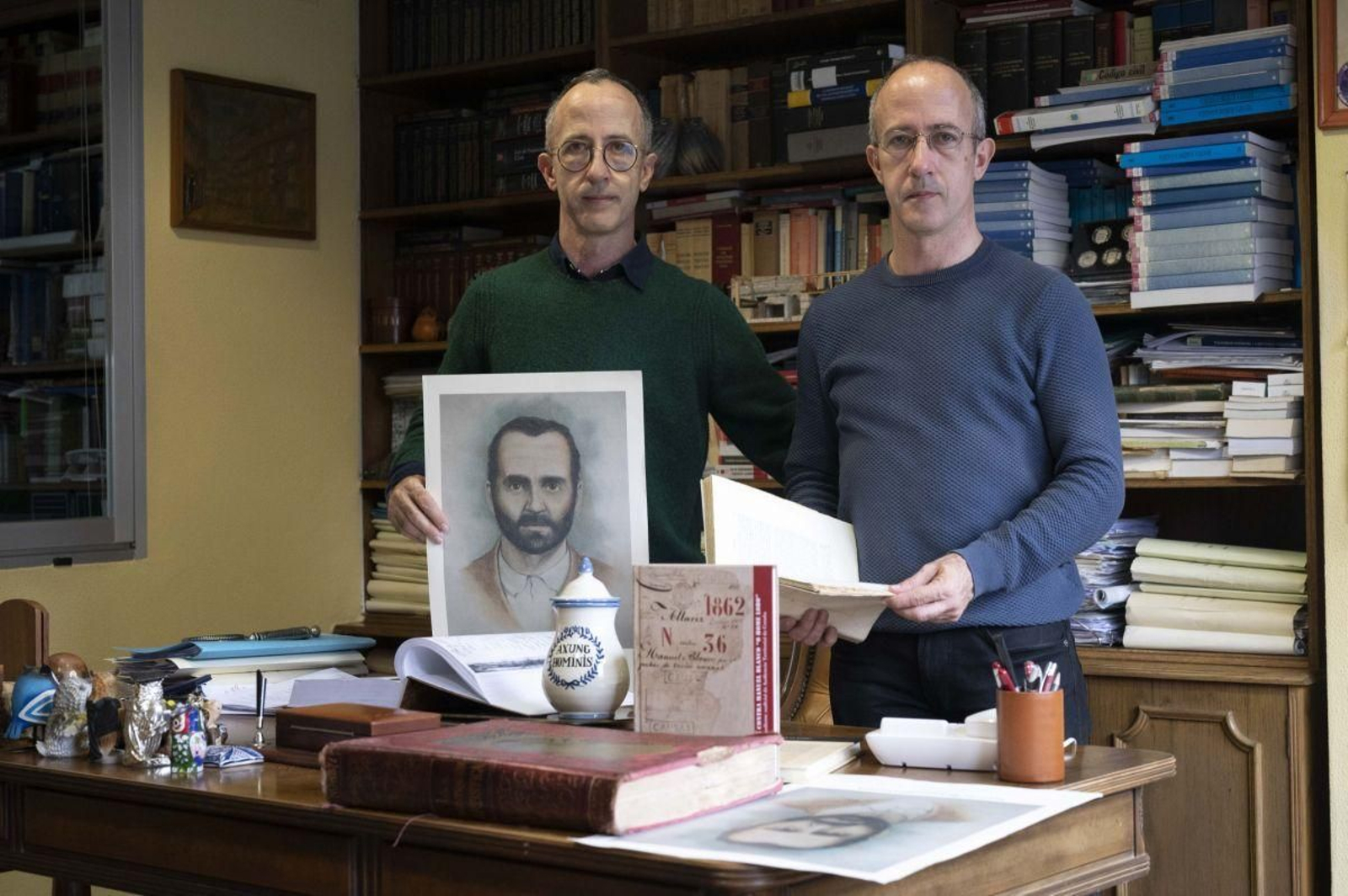 Os irmáns Castro Vicente, Cástor e Félix, no seu despacho da cidade.