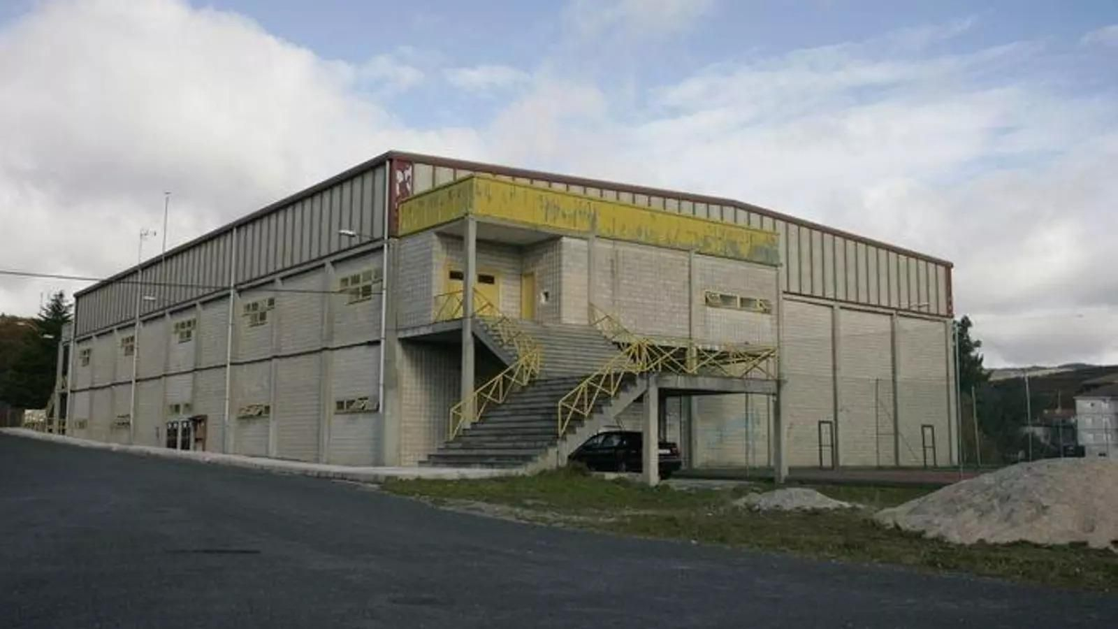 Exterior del polideportivo de Bande, ubicado a las afueras del casco urbano.