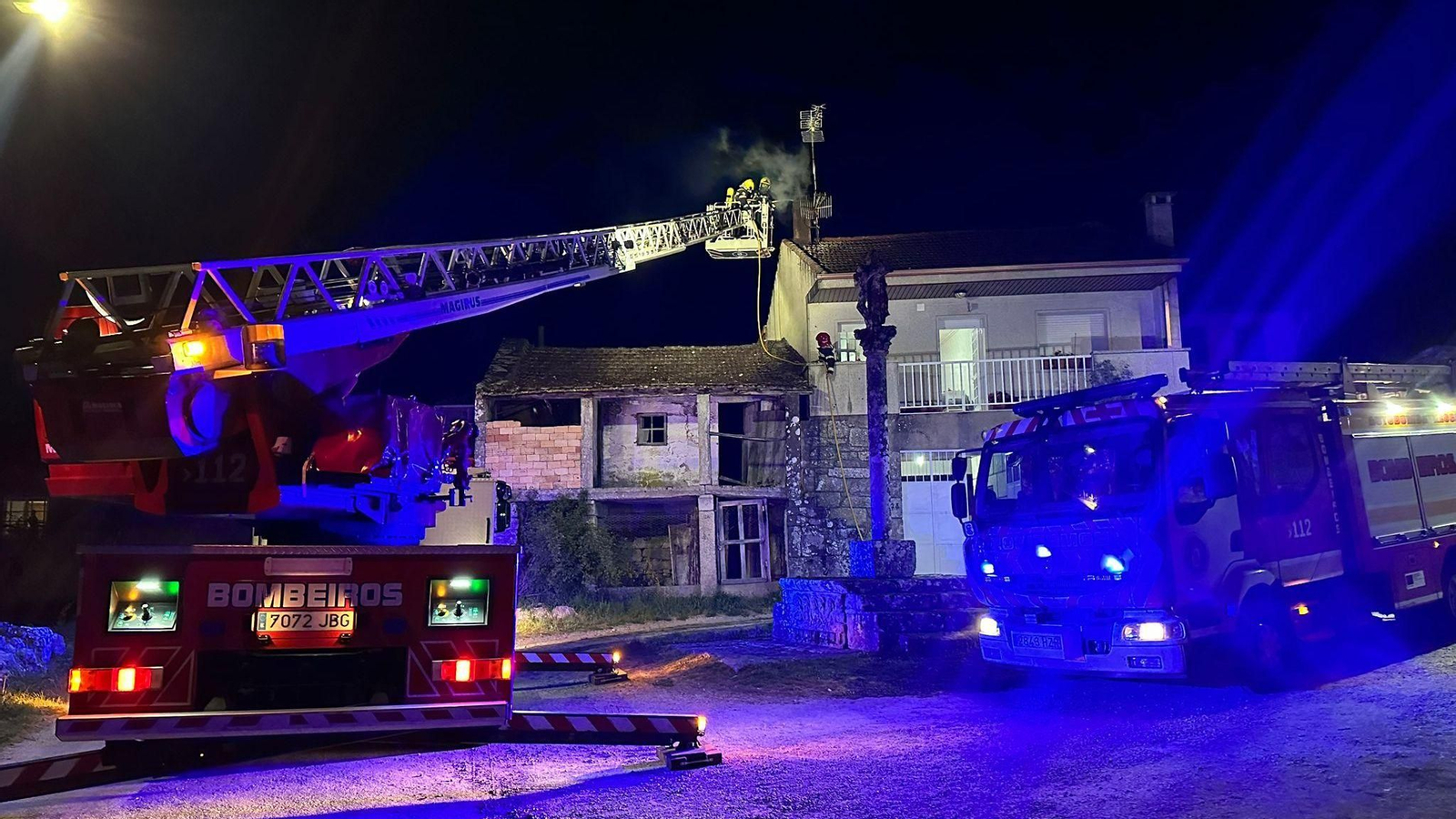 Los bomberos en el lugar del incendio en O Irixo.