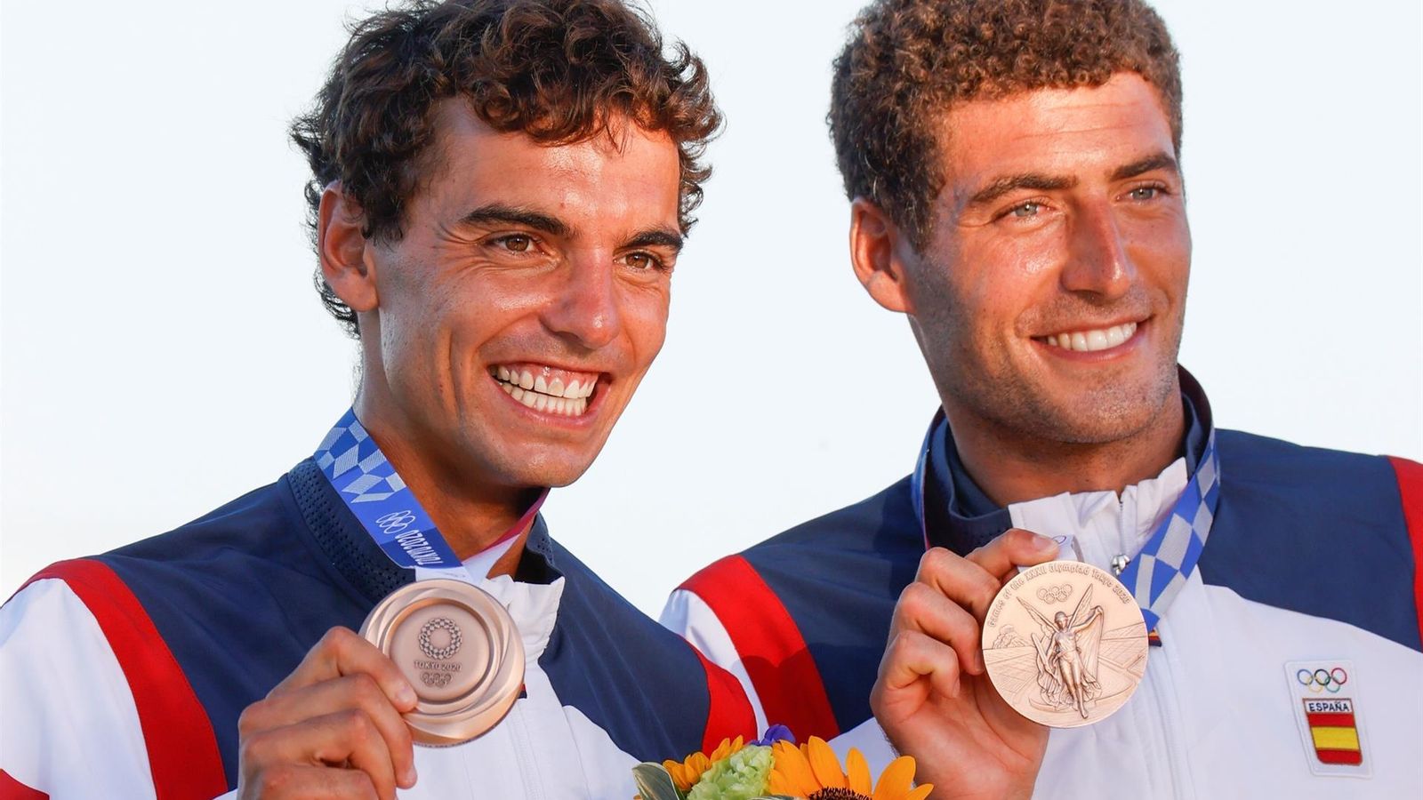 Nico Rodríguez (d) y Jordi Xammar celebran la medalla. // EFE