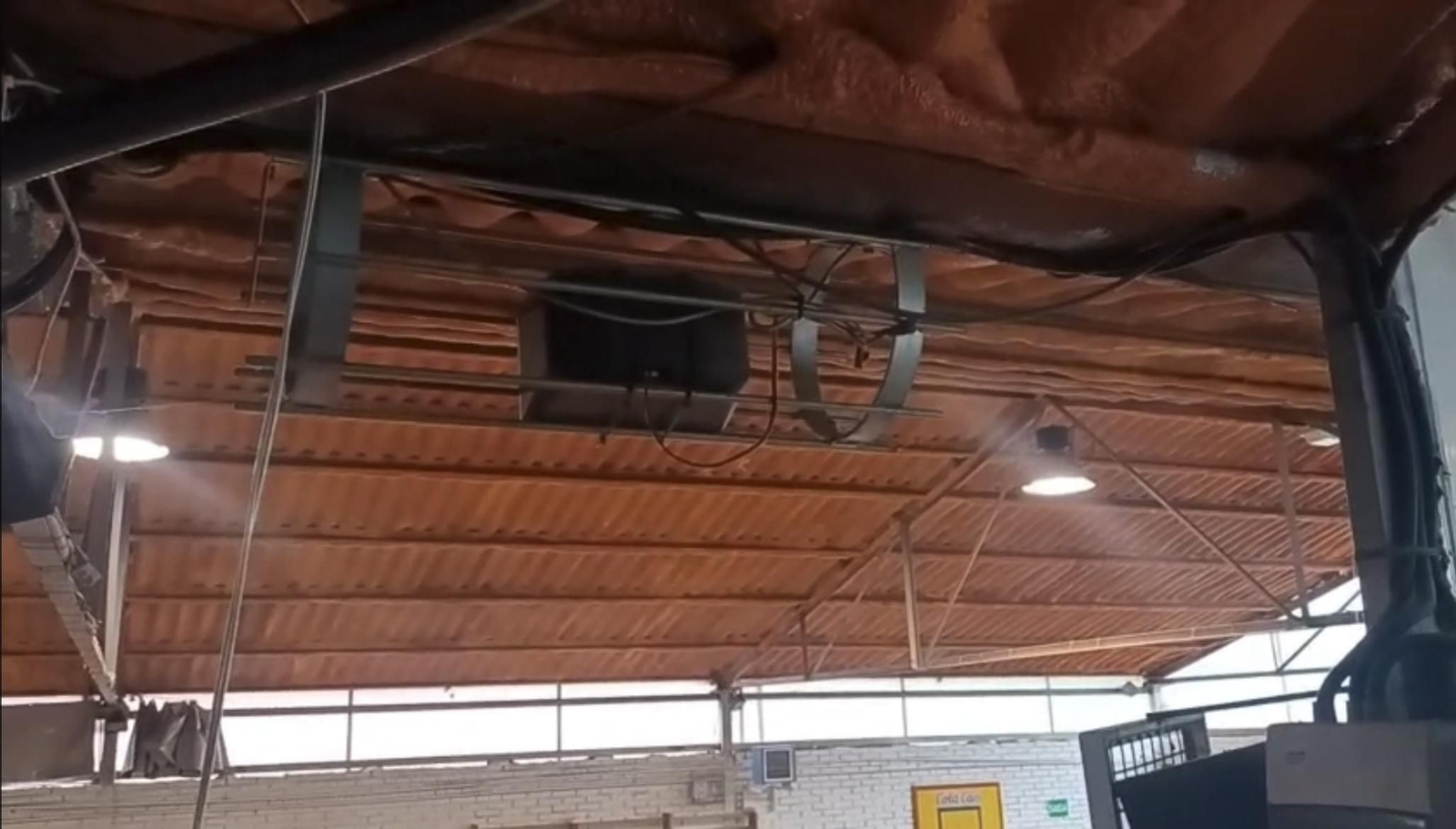 Las actuales cubiertas tienen amianto y están en un importante estado de deterioro.