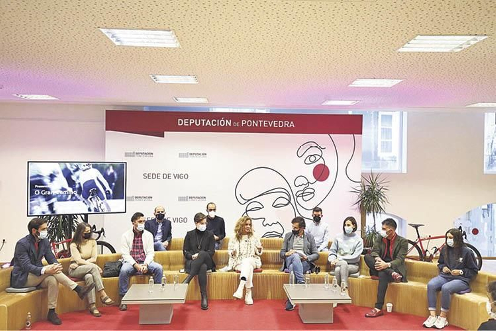 A la presentación de la etapa acudieron varios pesos pesados del ciclismo, que acompañaron a Carmela Silva, presidenta de la Deputación.