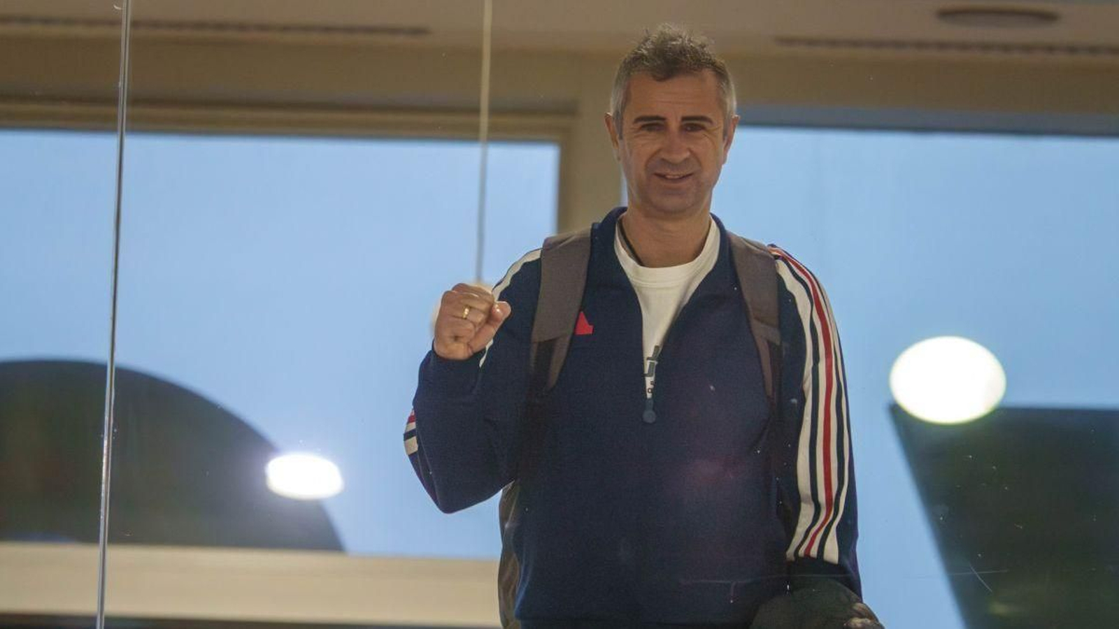 El técnico vigués levanta el puño en Peinador, hace 10 días, antes de emprender un larguísimo viaje hasta Melbourne.