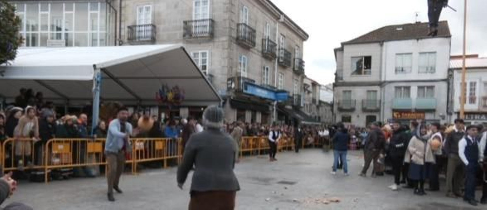 Galería |  Xinzo celebra su Domingo de Oleiros con las olas volando en la Plaza Mayor